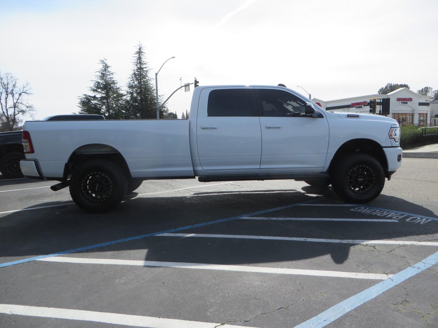 2022 White RAM 3500 Big Horn Crew Cab LWB 4WD (3C63R3HL9NG) with an 6.7L L6 OHV 24V TURBO DIESEL engine, 6A transmission, located at 2630 Grass Valley Highway, Auburn, CA, 95603, (530) 508-5100, 38.937893, -121.095482 - Photo#3